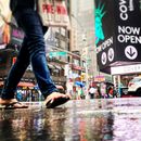时代广场的街景充满活力，行人在雨中行走