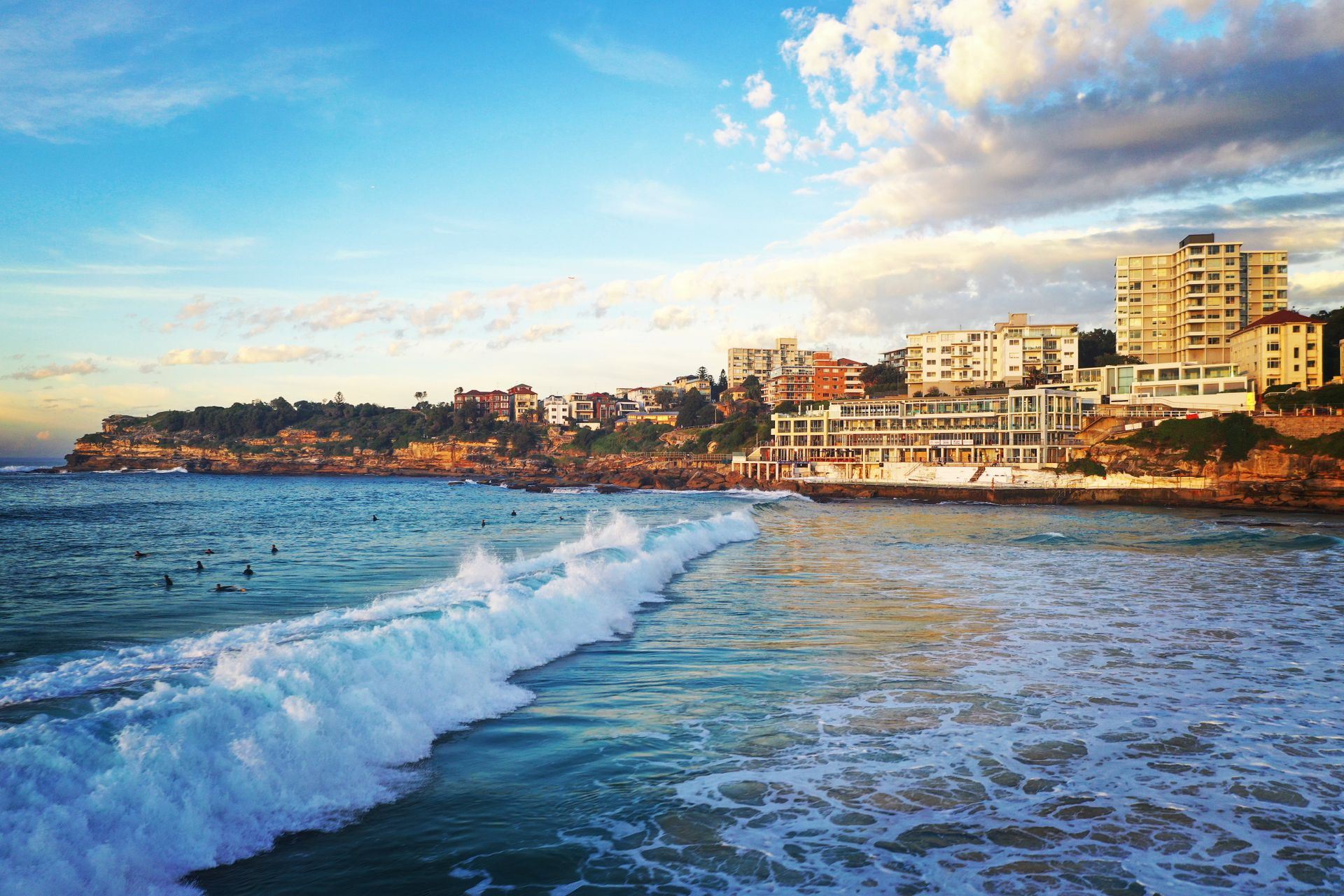 Sidney'deki Bondi sahili ve kıyı şeridi, gündüz