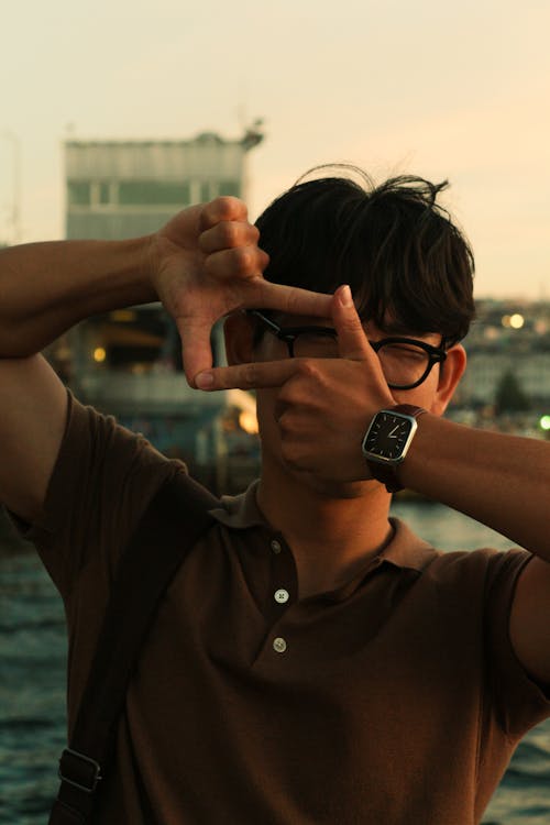 Kostenloses Stock Foto zu armbanduhr, asiatischer mann, brille