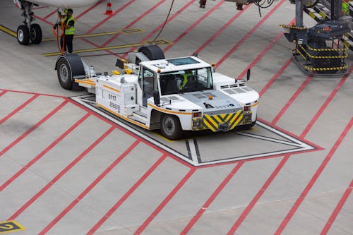 Foto profissional grátis de aeroporto, automóvel, caminhão