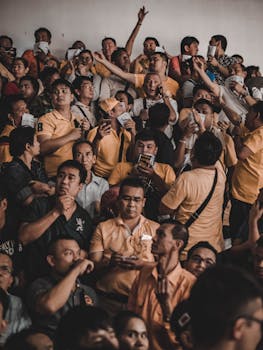 泰国曼谷，热闹的人群聚集在一起，关注一场激动人心的公共活动