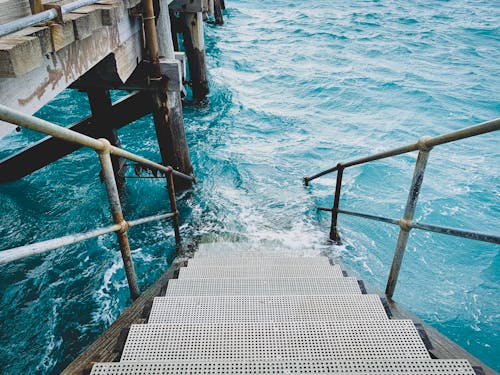 Fotoğraf O Sahildeki Metal Merdivenler
