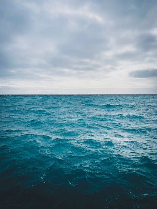 Foto Dell'oceano Sotto Il Cielo Nuvoloso