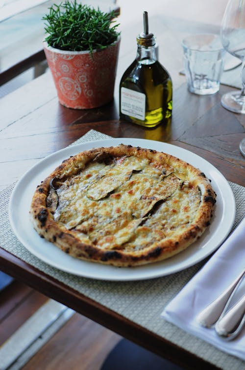 Foto De Pizza Al Horno En Plato Blanco Redondo