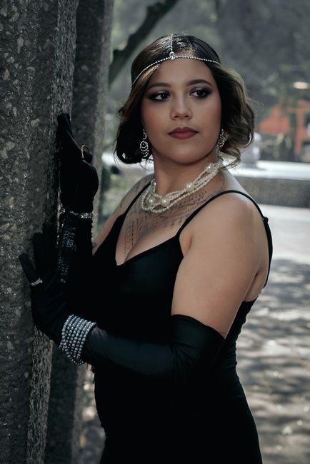 Fotomural Mujer elegante vestida con atuendo de los años 1920 posando al aire libre en la Ciudad de México.