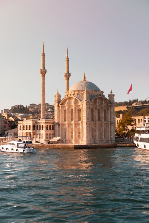 Free Beautiful view of Ortaköy Mosque on the Bosporus with boats in İstanbul, Türkiye. Stock Photo