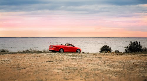 Ingyenes stockfotó autó a parton, nyitható tetejű autó, piros autó témában