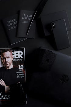 这个极简主义工作空间配有智能手机、笔记本电脑和杂志，非常适合商务和生活方式主题