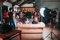 在城市工作室环境中，演讲者向专注的观众进行了一场引人入胜的研讨会