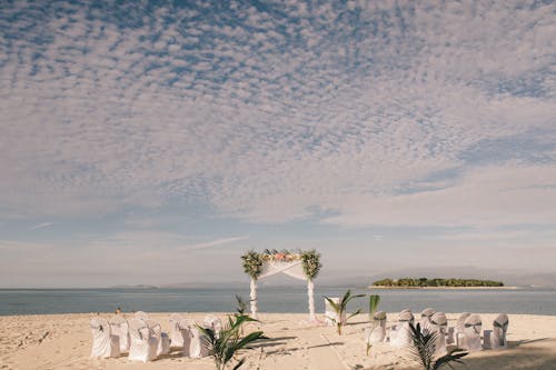 Foto profissional grátis de arco de casamento, areia, casamento