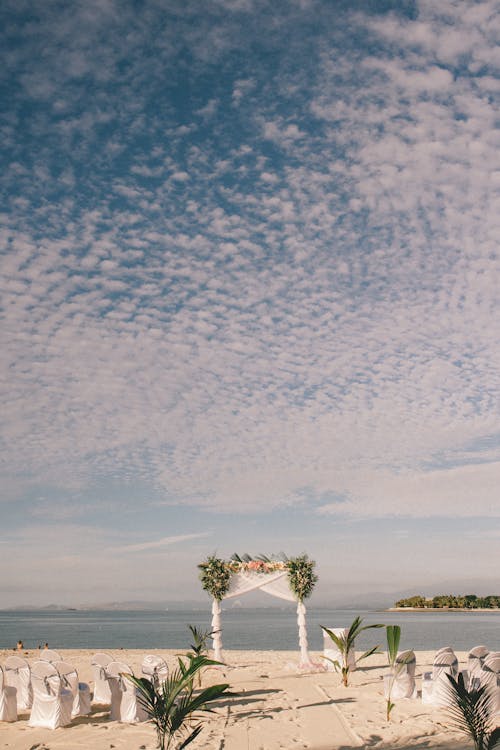 Foto profissional grátis de arco de casamento, areia, casamento