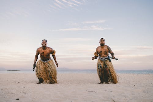 Foto profissional grátis de areia, de pé, homens