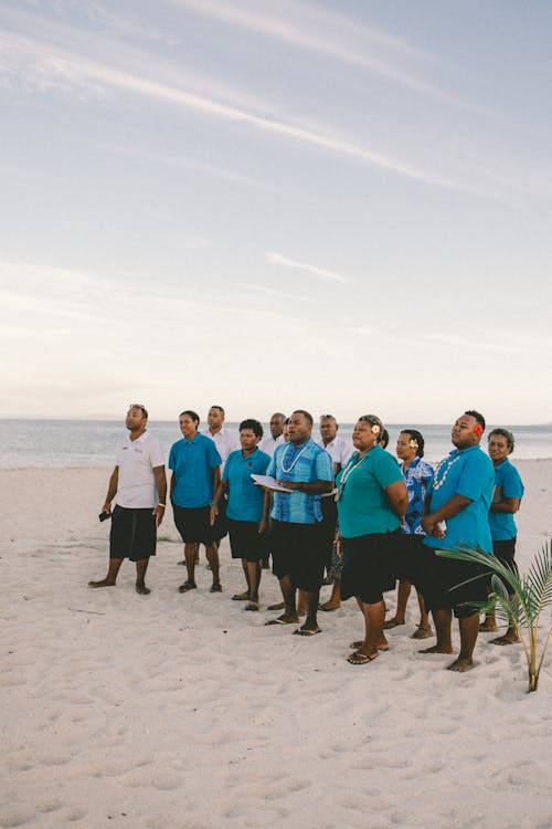 Foto profissional grátis de areia, de pé, litoral