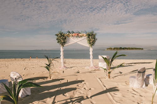 Foto profissional grátis de arco de casamento, areia, casamento