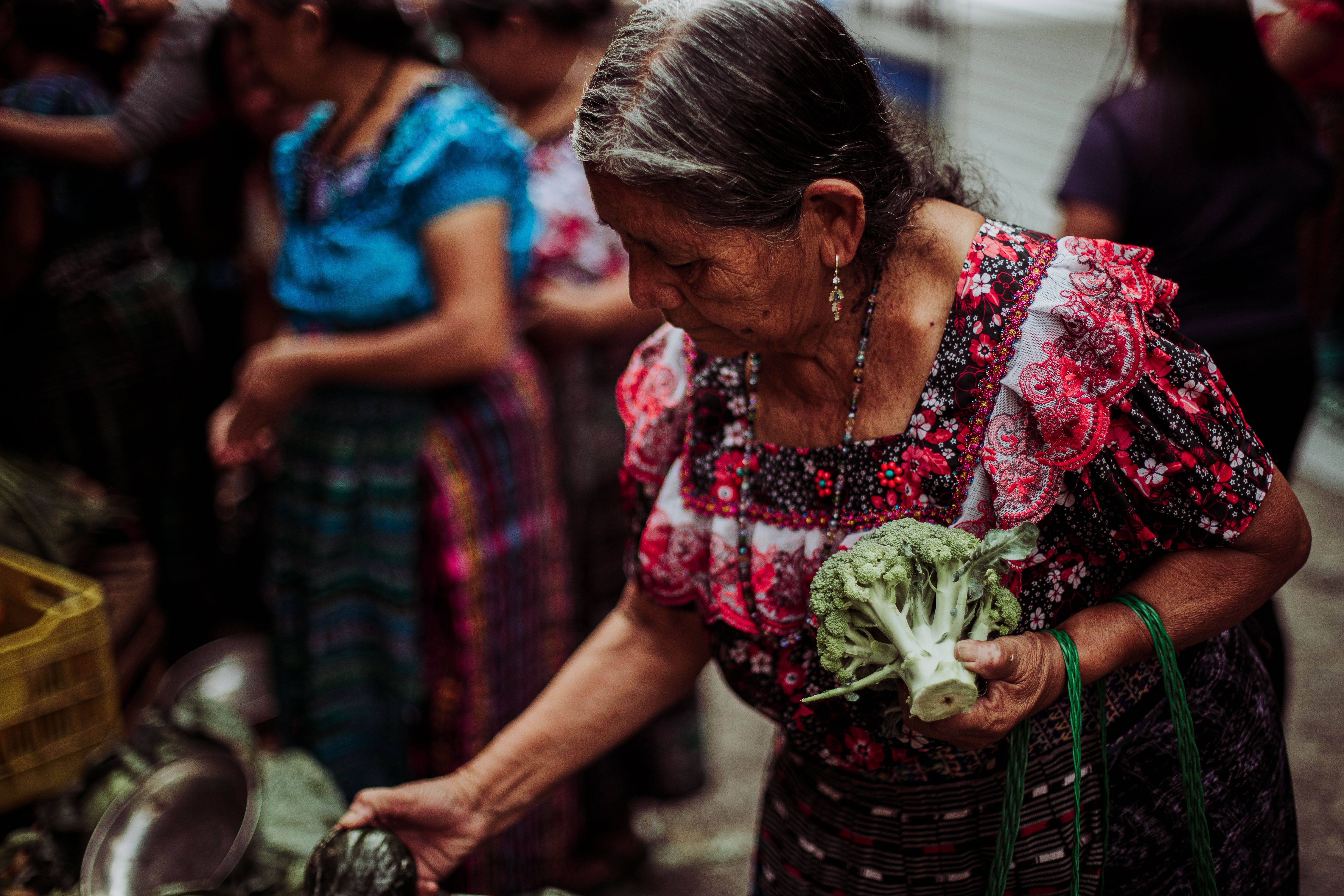 Mujer indígena boliviana vendiendo artesanías en un mercado local