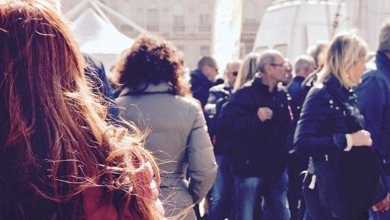 Groupe De Personnes Dans La Rue