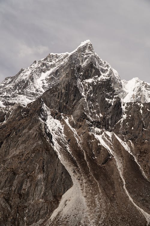 無料 雪をかぶった山の写真 写真素材