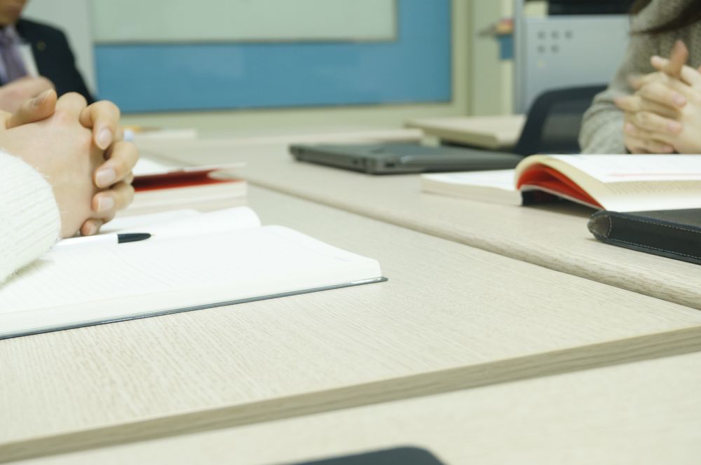 Tavolo di lavoro con documenti, computer e appunti