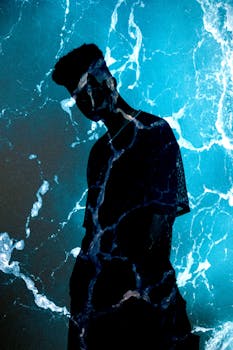 男子创意双重曝光肖像，具有蓝色水纹理和轮廓效果