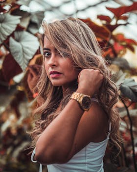 秋天，时尚的女人在户外摆姿势，树叶鲜艳