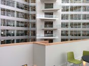 现代化办公楼内部光滑，展现出开放式阳台和当代设计