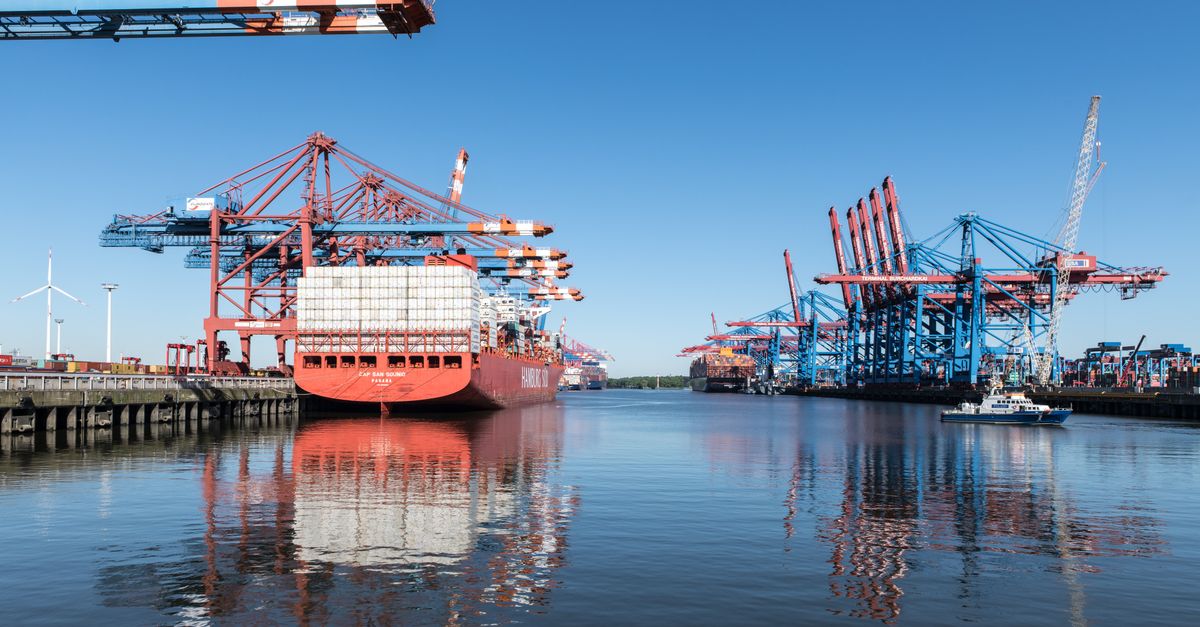 Stacked shipping containers at port, illustrating the dollar for dollar Canada US tariffs of September 2026
