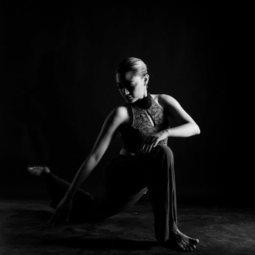Free stock photo of ballet dancer, bare feet, black and white