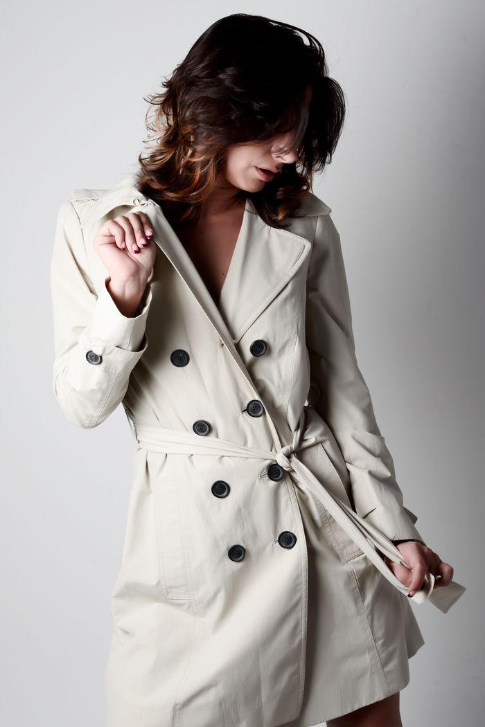 Mannequin en trench beige sur fond blanc