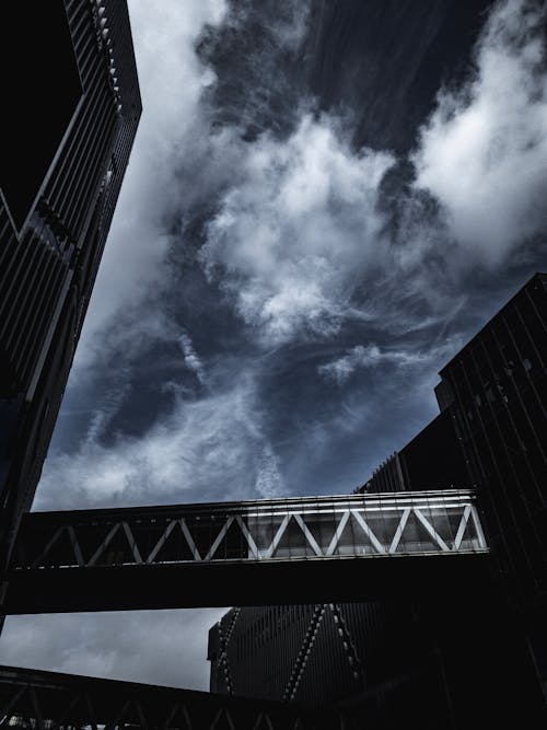 多云的天空下连接桥的低角度照片