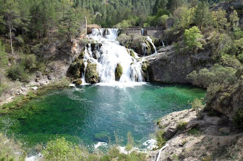 gratis Waterval Omgeven Door Rocky Mountain Stockfoto