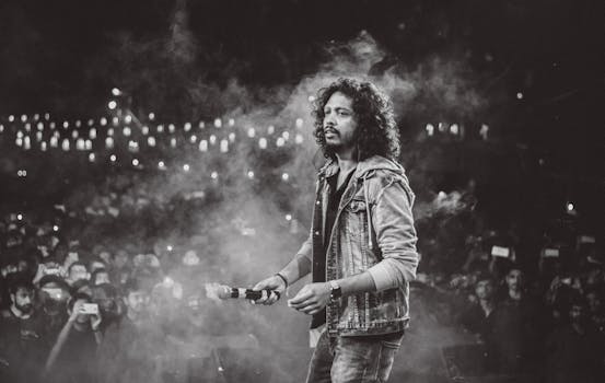 一张迷人的黑白照片，拍摄的是音乐会舞台上热闹表演的表演者