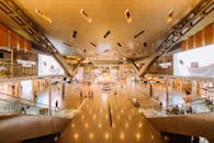 宽敞的现代航站楼内部，旅客与建筑特色构成了一幅景观