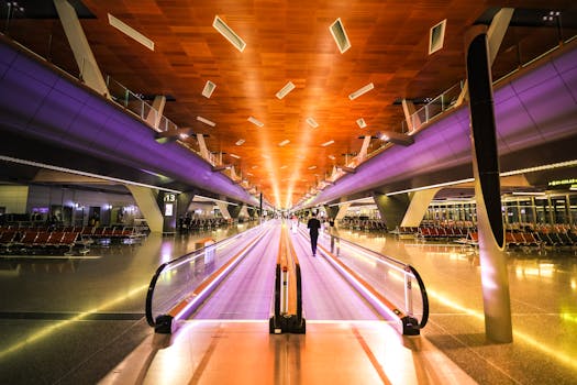 充满活力的机场航站楼里，长曝光镜头捕捉到移动的走道和彩色灯光