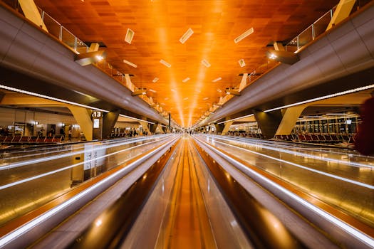 现代机场航站楼采用建筑天花板设计，对移动步行梯进行戏剧性的长时间曝光