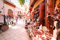 在充满活力的麦地那环境中，热闹的摩洛哥街头市场展示着铜货