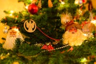 一棵装饰精美的圣诞树上挂着圣诞老人装饰品和节日灯光