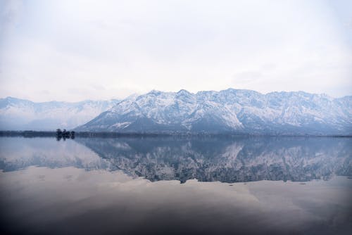 Бесплатное стоковое фото с вода, гора, горный пик