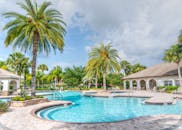 这座田园诗般的热带度假村以棕榈树、宁静的池畔环境和轻松的度假氛围为特色