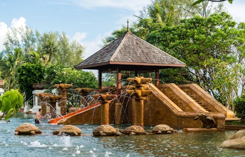 Gazebo Dekat Badan Air