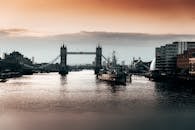 日落时分，泰晤士河上映出伦敦塔桥的倒影，描绘出这座城市的美