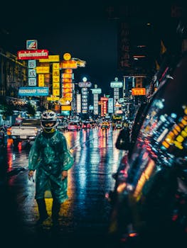 霓虹灯映照在潮湿的人行道上，捕捉着亚洲城市夜间繁忙街道的夜生活