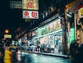 探索城市街头市场充满活力的夜生活，霓虹灯、标牌和街头小吃摊熙熙攘攘