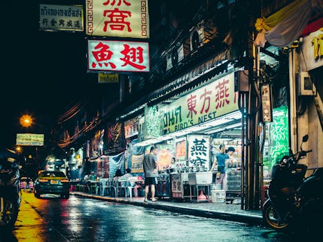 探索城市街头市场充满活力的夜生活，霓虹灯、标牌和街头小吃摊熙熙攘攘