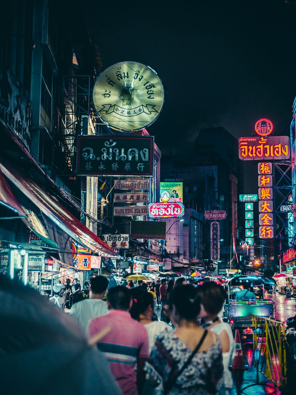 Mercado nocturno de Bangkok con puestos iluminados
