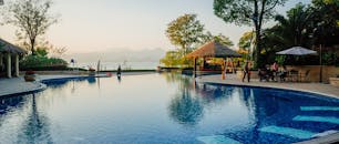 宁静的度假泳池可欣赏日落美景，是休闲放松的理想选择