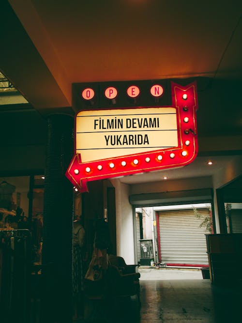 A neon sign that says film de vinagre