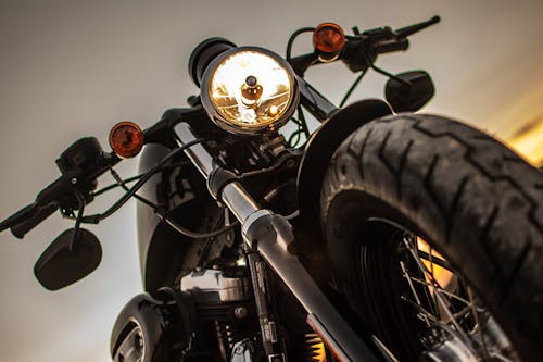 Foto Close Up Sudut Rendah Sepeda Motor Harley Davidson Yang Diparkir