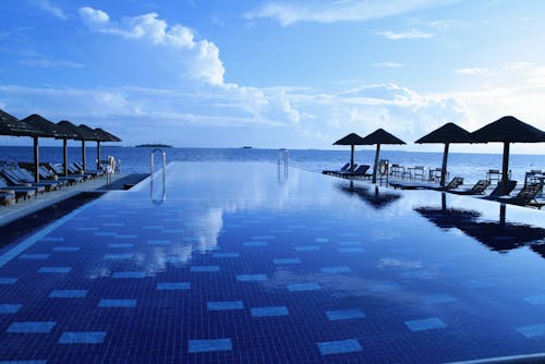 Kursi Lounge Di Sekitar Infinity Pool