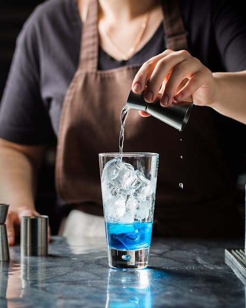 Persoon Mengen Van Drankjes Op Beker