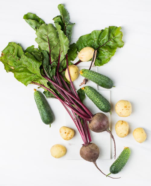 Verduras Surtidas En Superficie Blanca